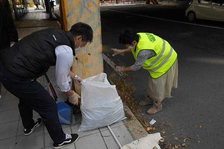 清掃のボランティア活動の様子